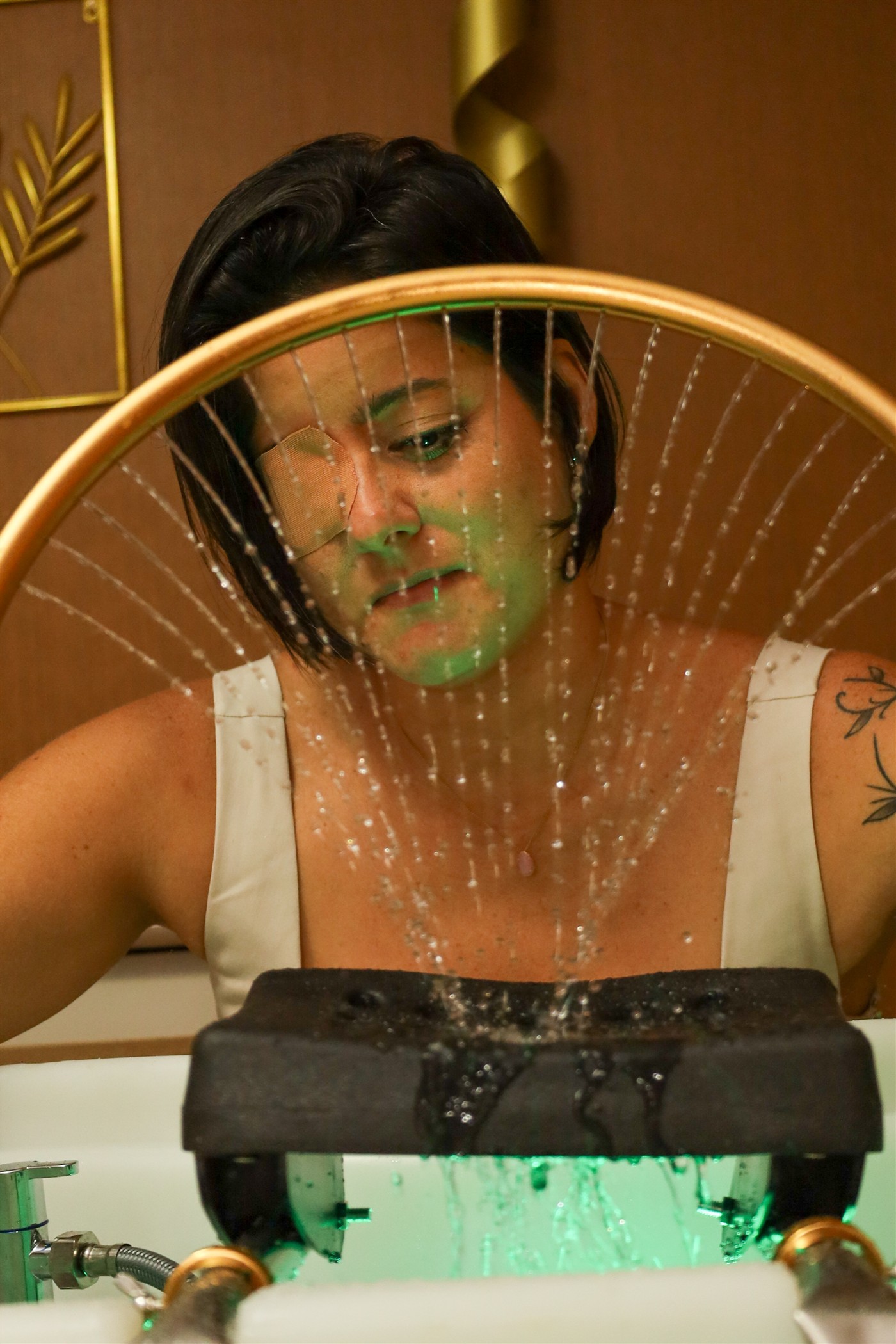 Ive Gonzalez conduzindo um Head Spa coreano